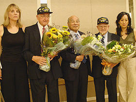 日本兵・米兵の心情がつながった (左から)リンダ・ホーグランド、フレッド・ミッチェル氏、 上島武雄氏、ユージーン・ブリック氏、リサ・モリモト監督