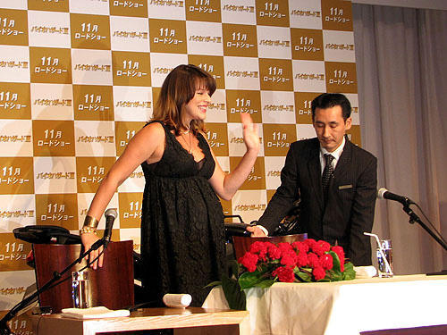 妊娠6カ月のミラ・ジョボビッチが来日！「バイオハザードIII」会見