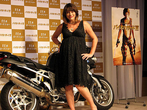 妊娠6カ月のミラ・ジョボビッチが来日！「バイオハザードIII」会見