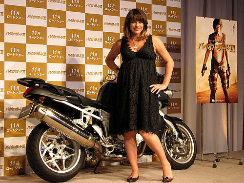 妊娠6カ月のミラ・ジョボビッチが来日！「バイオハザードIII」会見