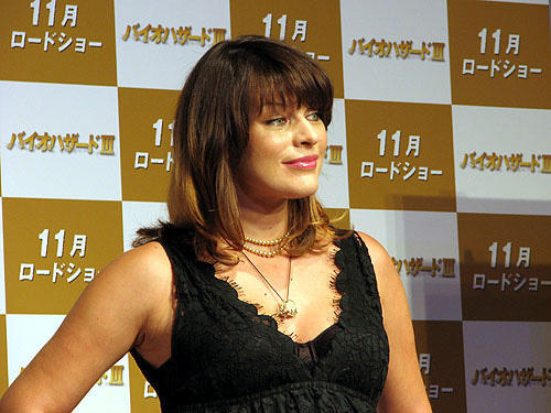 妊娠6カ月のミラ・ジョボビッチが来日！「バイオハザードIII」会見