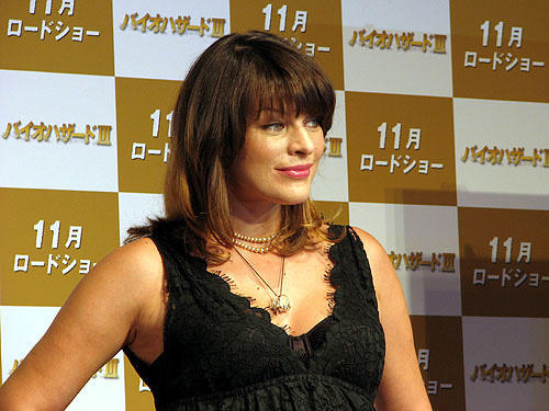 妊娠6カ月のミラ・ジョボビッチが来日！「バイオハザードIII」会見