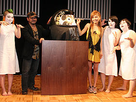 吹替版で良かった… (左から)まちゃまちゃ、清水崇監督、宇野実彩子、 箕輪はるか、近藤春菜