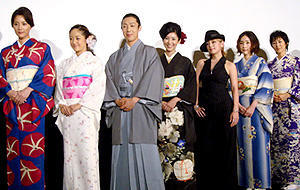 浜崎あゆみがサプライズ登場！「怪談」初日舞台挨拶