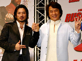 今夏はビール（ジャッキー）と枝豆（ヒロ）だね！ （左から）真田広之、ジャッキー・チェン