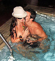 ブリトニー・スピアーズ、エキストラの大学生とプールでイチャイチャ