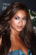 ビヨンセ、激しすぎるダンスでコンサート中にハプニング