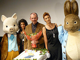 「ピーターラビット・バースデイプレミア」に登場した (左から)ケイティ・メルア、クリス・ヌーナン監督、梅宮アンナ