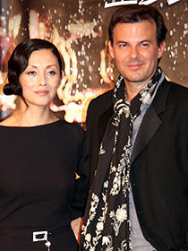 S・ランプリングを目指すという夏木マリ(左)の アピールにご満悦のフランソワ・オゾン監督