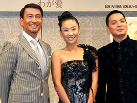 「鳳凰／わが愛」 （左から）中井貴一、ミャオ・プゥ、ジヌ・チェヌ監督