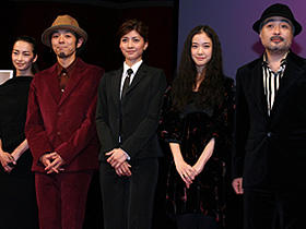 (左から)りょう、宮藤官九郎、内田有紀、蒼井優、松尾スズキ監督