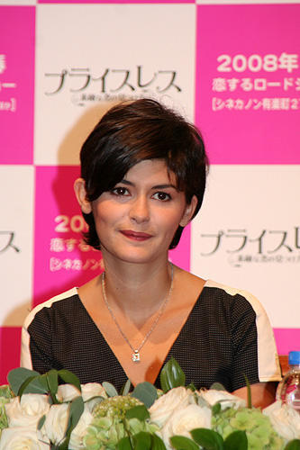 「アメリ」のオドレイ・トトゥ、胸がこぼれそうなドレス姿はプライスレス！