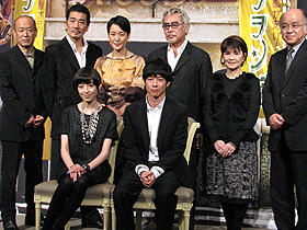 (後列左から)三枝健起監督、宇崎竜童、樋口可南子、原田芳雄、 中原ひとみ、浅田次郎(前列左から)宮沢りえ、加瀬亮