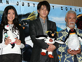 小栗旬、山田優らが息を合わせペンギンになりきった「サーフズ・アップ」