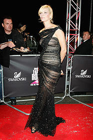 ユマ・サーマンが、“丸見え”シースルードレスで悩殺？