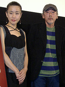 説明過多なセリフは不要! (左から)渡辺真起子、小林政広監督