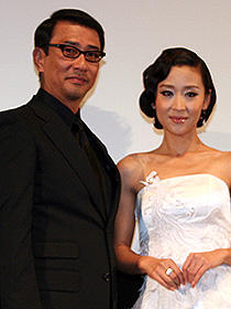 まるでジキルとハイド？ （左から）中井貴一、ミャオ・プゥ