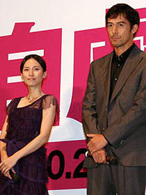 （左から）中谷美紀、阿部寛