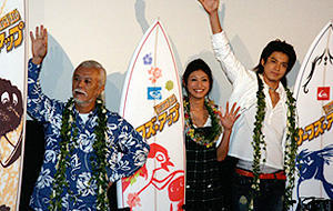 小栗旬、山田優が舞台挨拶に登場！東京国際映画祭「サーフズ・アップ」