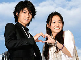 切ないカップル（左から）三浦春馬、新垣結衣