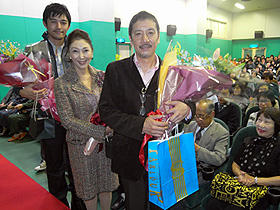 下関から映画の灯を消しません！ （手前から）奥田瑛二、安藤和津、佐々木崇雄