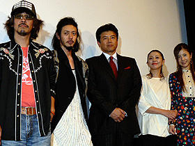 作風とは違い、三木組現場は“戦場”？ （左から）三木聡監督、オダギリジョー、三浦友和、 小泉今日子、吉高由里子