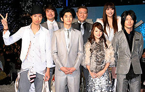 スキーは苦手だった“雪猿”たち (前列左から)青木崇高、瑛太、田中麗奈、玉山鉄二 (後列左から)羽住英一郎監督、國村隼、佐藤江梨子