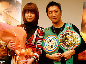 世界チャンピオン内藤大助も時に神頼み？「マリア」試写会に愛妻と登場