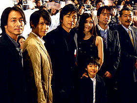 （左から）吉田栄作、玉木宏、大沢たかお、 子役の佐原弘起、竹内結子、石黒賢、藤竜也