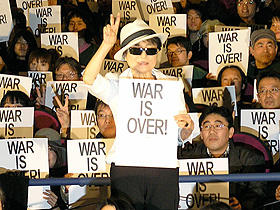 オノ・ヨーコ舞台挨拶「これがジョンの本当の姿」と「PEACE BED」を絶賛