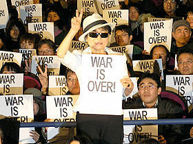 オノ・ヨーコ舞台挨拶「これがジョンの本当の姿」と「PEACE BED」を絶賛