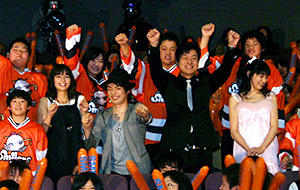 会場もヒートアップ (左から)加藤ローサ、森山未来、陣内孝則監督、岡本杏理