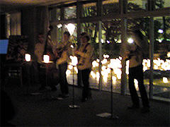 幻想的な雰囲気の中で行われた エコモマイのライブ