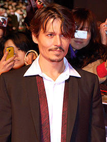ジョニー・デップ来日！時間延長で2500人のファンの声援に応える