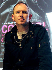 アントン・コービン、アップルストアで会見。パリス・ヒルトンにダメ出し