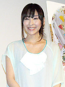 新妻は幸せいっぱい！麻生久美子「ハーフェズ／ペルシャの詩」初日