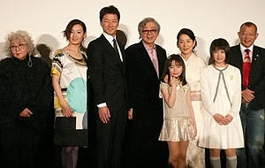 サユリ感涙!(左から)野上照代、檀れい、浅野忠信、 山田洋次監督、佐藤未来、吉永小百合、志田未来、笑福亭鶴瓶