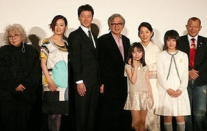 吉永小百合、感極まって涙ぐむ！「母べえ」初日舞台挨拶