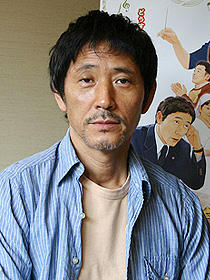 街中を観察してどこにでもいるオヤジを好演