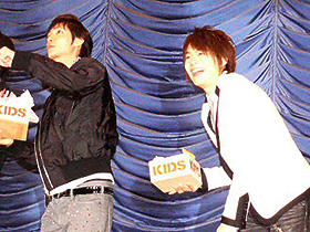 「ちょうだーい！」の大歓声。「KIDS」初日、舞台から飴まく小池＆玉木