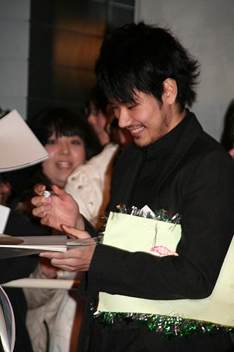 松山ケンイチ、ジョニー・デップに触発されてファンに出血大サービス！