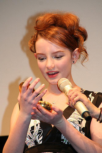 ニコールの優しさに成海感激！「ライラの冒険／黄金の羅針盤」プレミア