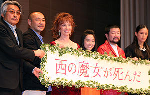 シャーリー・マクレーンの実娘サチ・パーカー、日本語ペラペラ挨拶