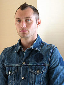 ジュード・ロウ直撃！往年の名作「スルース」リメイクで「いい気分」