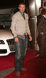 ベッカムやジュード・ロウが着用し人気復活！カーディガンが記録的売り上げ