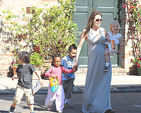 アンジェリーナ・ジョリー激写。4人の子供との5ショット撮った！