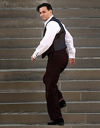 ジョニー・デップが犯罪王を演じる新作のセット写真初公開！