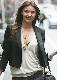 オーランド・ブルームが、下着モデルの新恋人とキス！