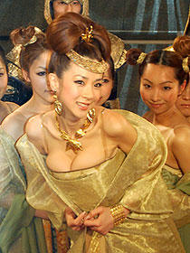 「もっと丈を短く！」ほしのあきが「王妃の紋章」イベントで豪華衣装