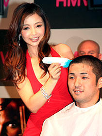 インリン、男性の頭を刈り上げ「気持ちいい」。映画「ヒットマン」イベント